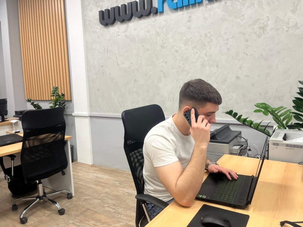 aleksa talking on the phomne